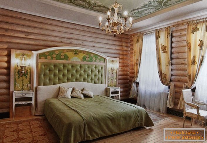 The walls of the bedroom in the best traditions of country are decorated with natural wooden log cabin. However, without flower motifs still nowhere. Light beige curtains adorn a rare floral pattern.
