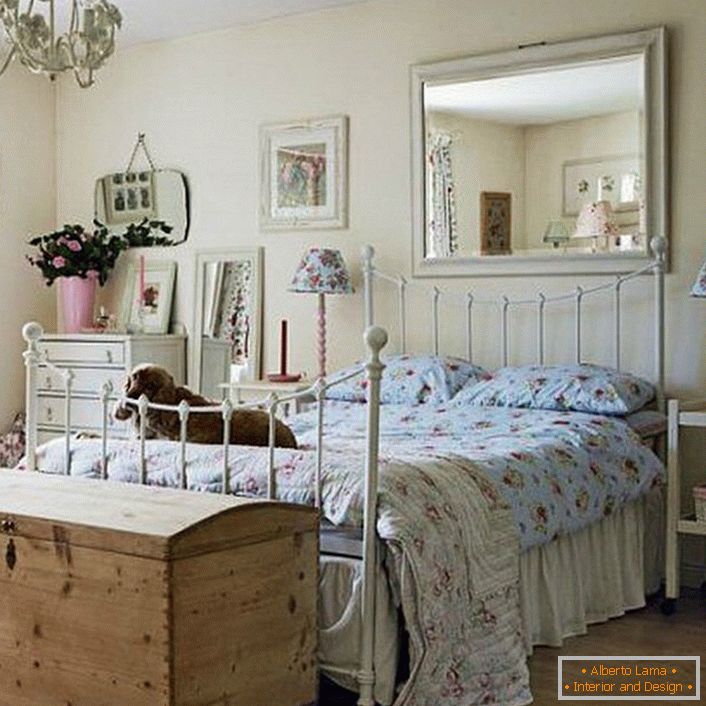 In the bedroom of the country the mandatory attribute of the furniture is the chest of drawers.