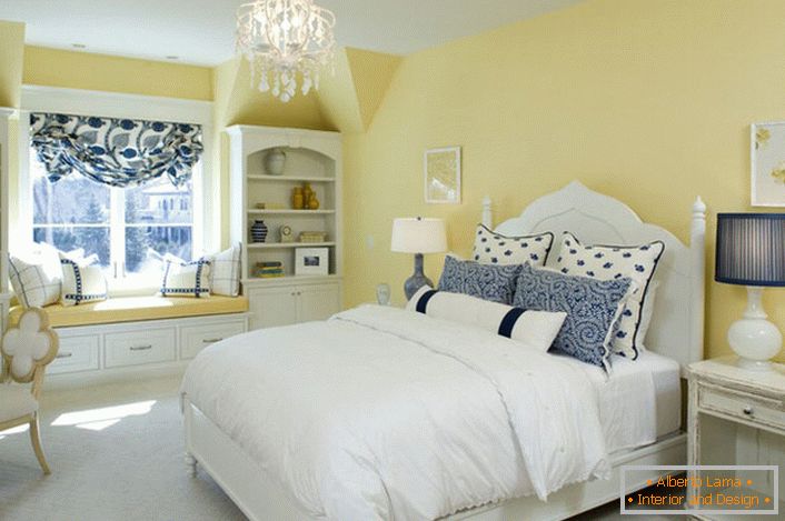 The faded yellow color of the finish harmonizes with the white and blue elements of the decor. An unusual combination is a bold solution for a bedroom in country style.