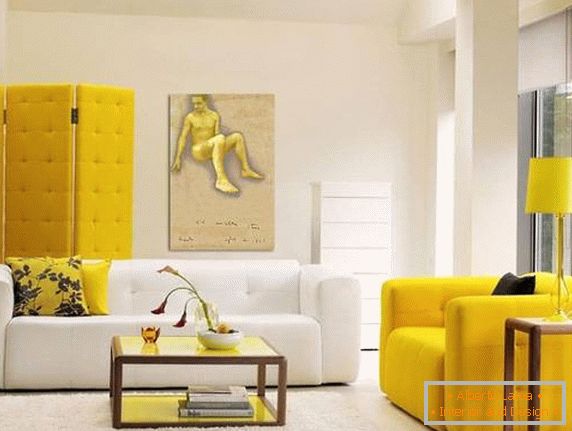 Color balance in an asymmetrical living room
