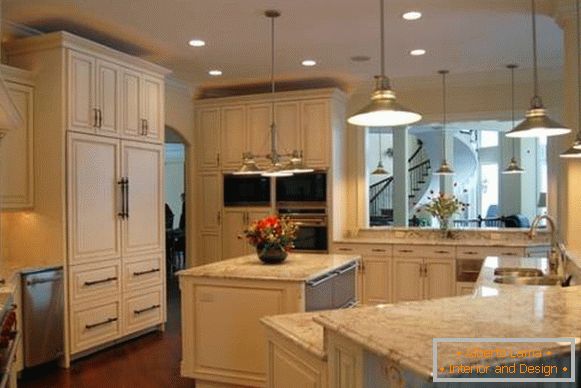 Combination of built-in and suspended light fixtures on the kitchen ceiling