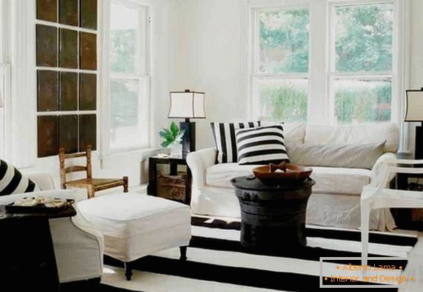 Striped carpet and pillows in the living room