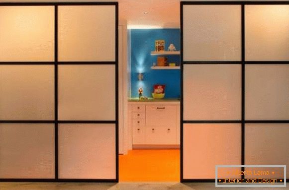Modern sliding doors between the kitchen and the rest of the rooms