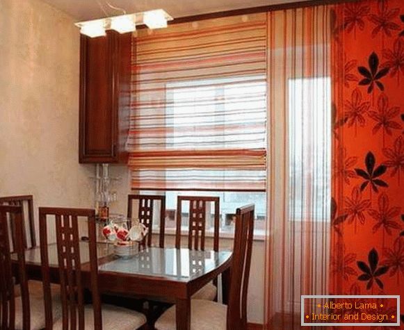 Roman curtains in the kitchen with a balcony, photo 30