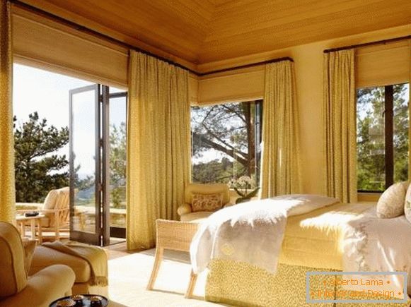 Bamboo Roman curtains in the interior of the bedroom