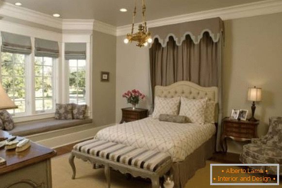 Two-color Roman curtains in the bedroom design