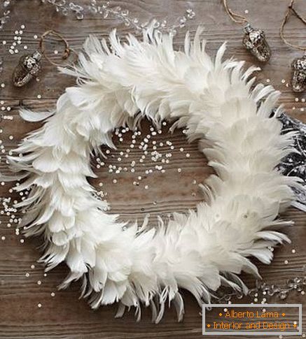 Glamorous New Year decor from feathers