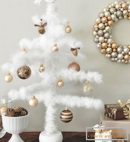 Glamorous New Year decor from feathers