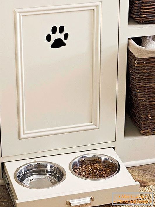 Bowls with food for the pet in the drawer