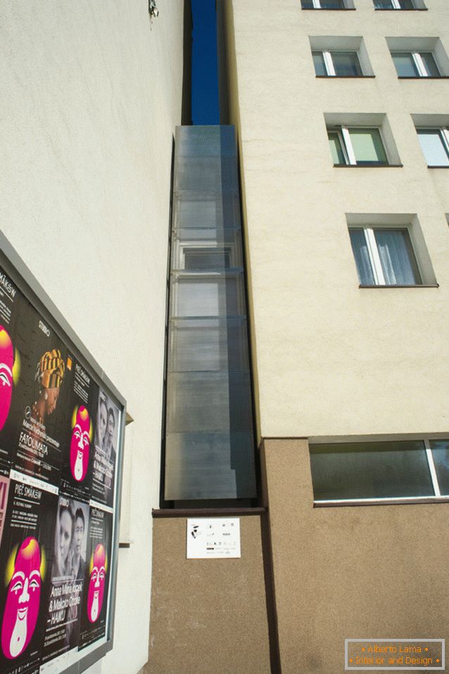 Facade of a building with a narrow habitation
