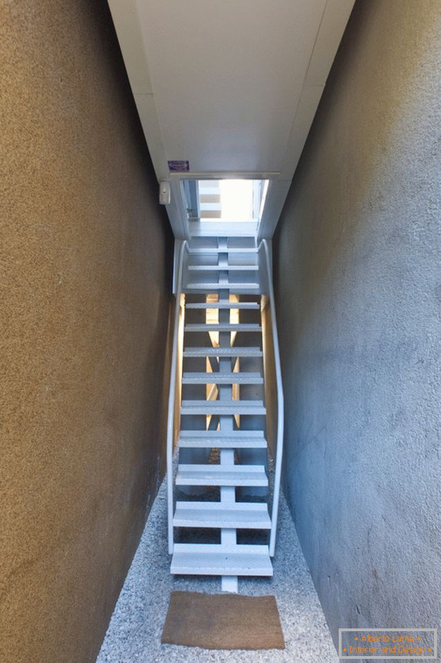 Stairway to narrow housing
