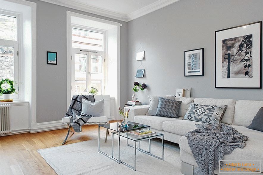 Gray wallpaper in the interior of the living room