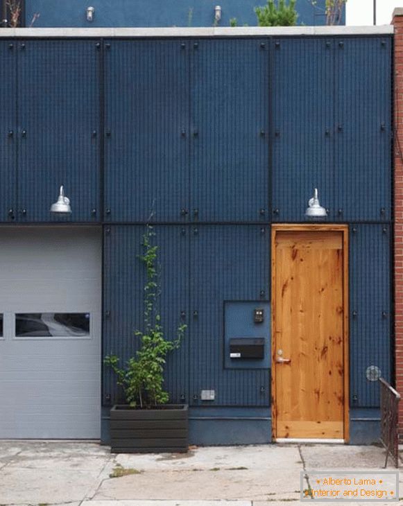 Entrance door to an apartment for a bachelor