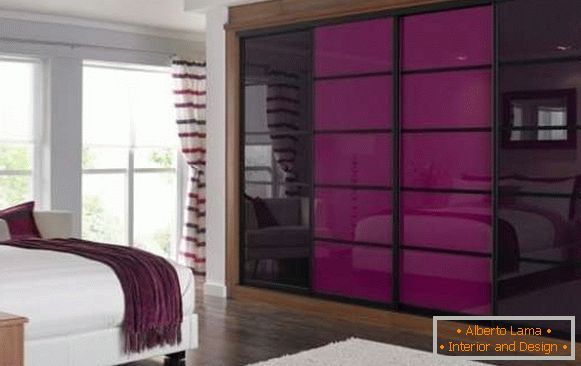 Built-in wardrobe with glass doors - photo in the bedroom