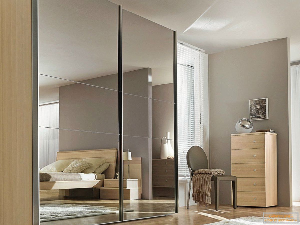 Mirrored closet in the bedroom
