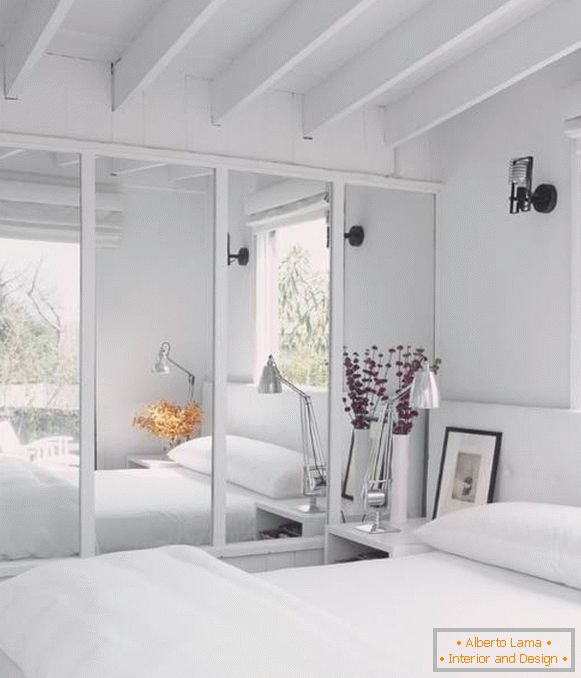 Mirrored wardrobe in the bedroom