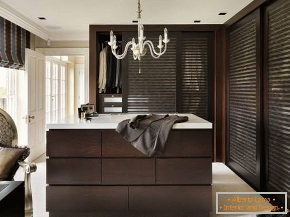 Design closet with blinds doors