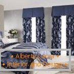 Repetition of the color of the curtains in the decor of the room