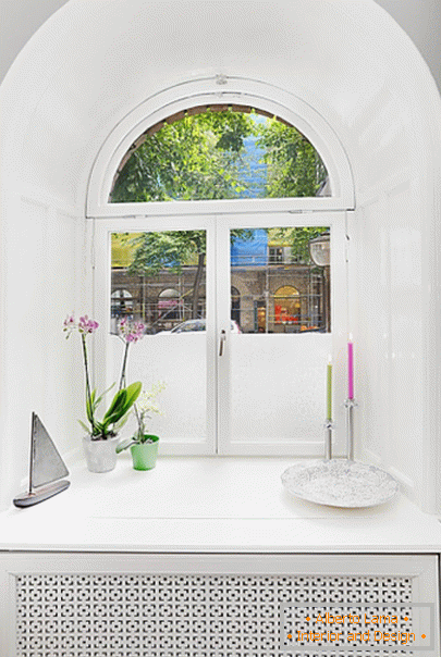 Rounded window with an extended window sill