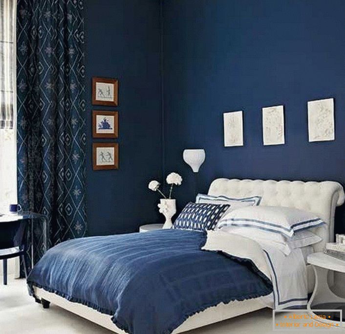 Blue walls and curtains in the bedroom