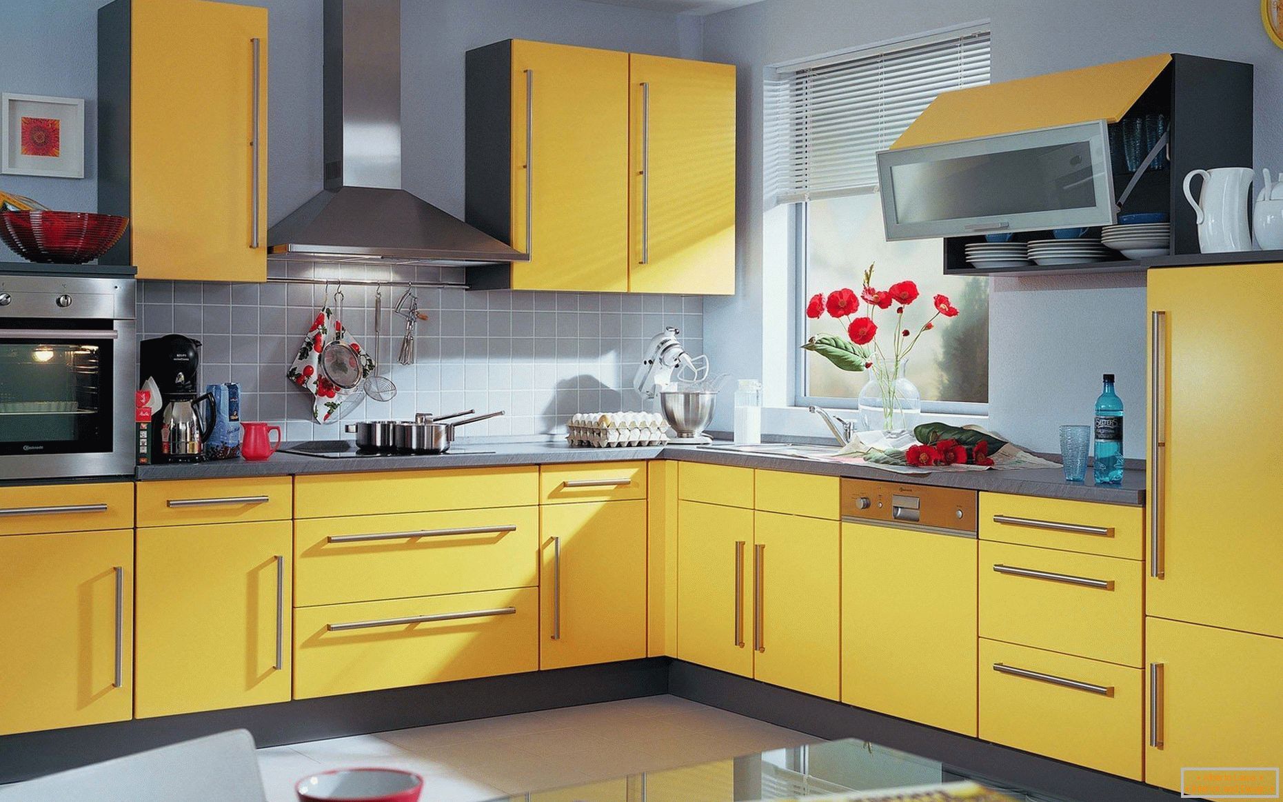 Walls in pastel colors, yellow kitchen