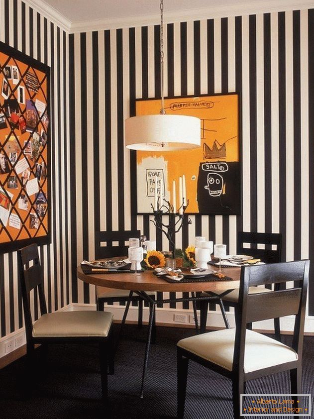 Wallpaper in black and white stripes