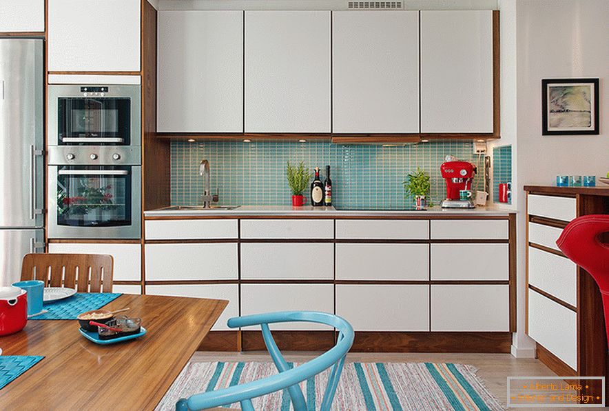 Light kitchen with turquoise accents