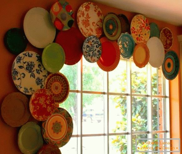 Decoration of a wall and a window with plates