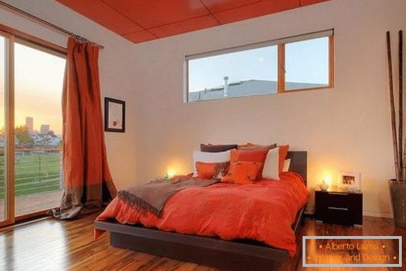 Bright red curtains in the interior of the bedroom - photo