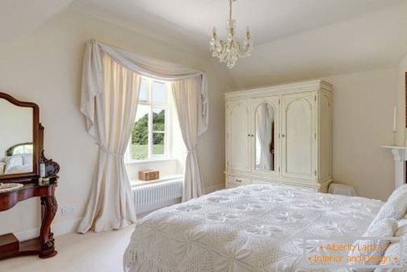 Modern curtains in the bedroom - a photo in white