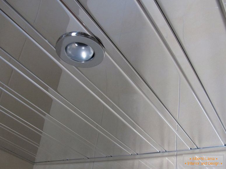 Rack-ceiling in aluminum in the bathroom