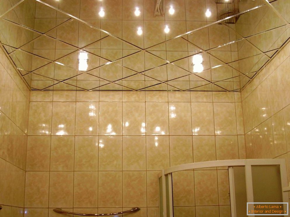 Mirror ceiling in the bathroom