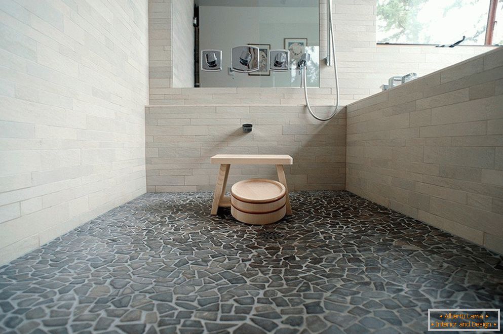 Floor в ванной из натурального камня