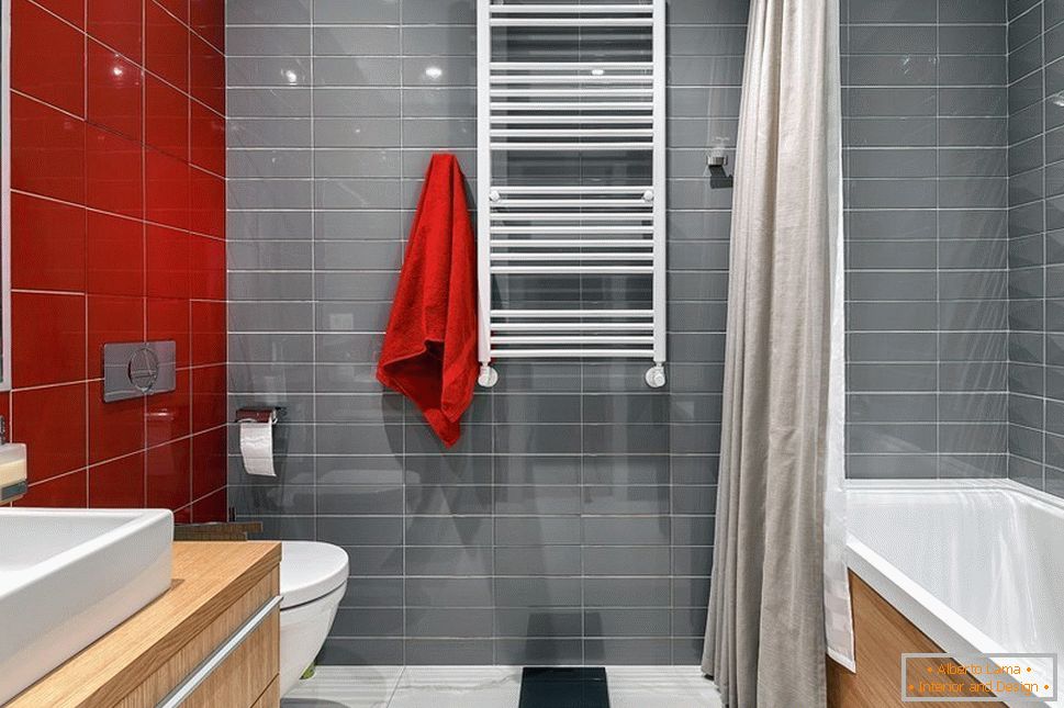 Red-gray walls in the bathroom