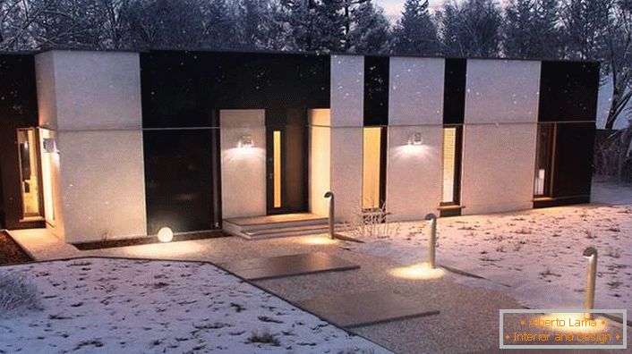 One-storey modular house in high-tech style is ideal for spending time outside the city. 