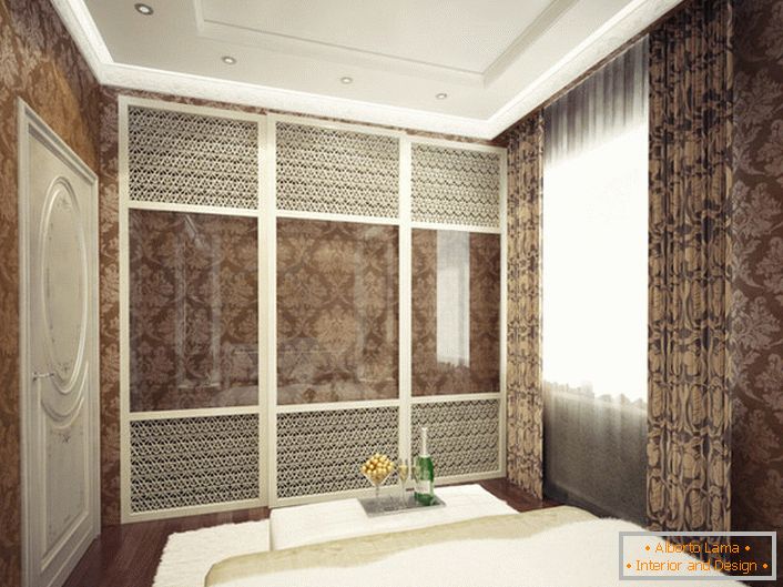 Bedroom furniture in the Art Deco style should be roomy, functional and attractive. A stylish dressing room with glossy doors is an ideal interior option in this stylistic direction.