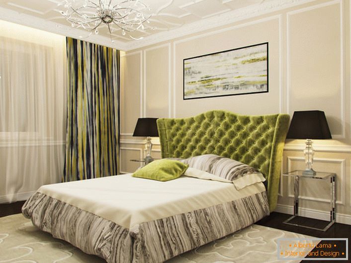 A bedroom of small dimensions can also be decorated in an art deco style. Modeling of the ceiling used molding. The look is attracted by the contrast of dark olive and beige.
