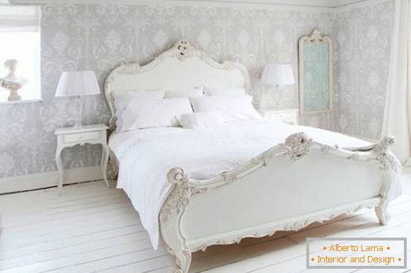 Delicate lilac wallpaper in the style of Provence for a bedroom - photo