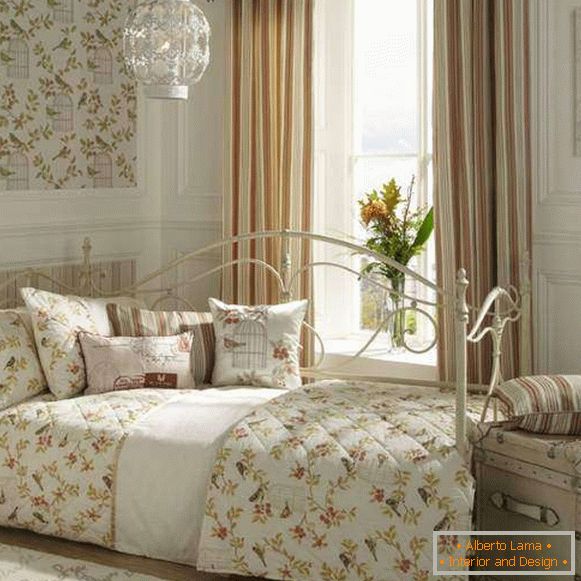 The stylish design of the bedroom is a chic chic with a wrought-iron couch