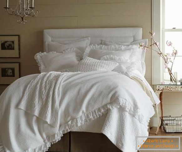 Bedroom cheby chic in white and beige colors