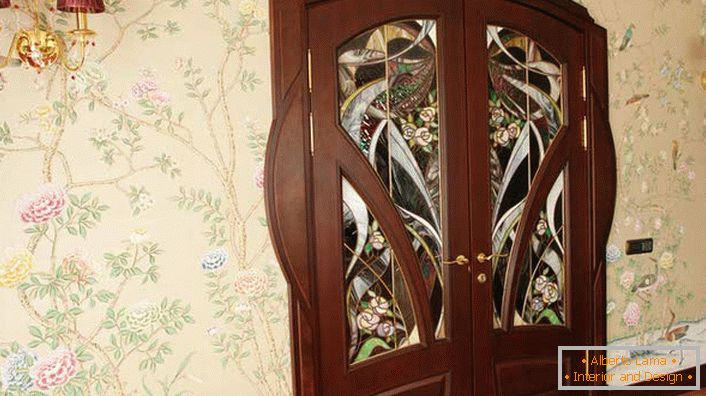 One of the requirements of the modernist style is the naturalness of the materials used. Interior doors made of natural Wenge wood are decorated with attractive stained glass. 
