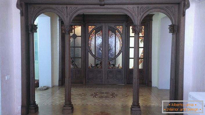 Entrance doors in the Art Nouveau style are made of dark woods of expensive wood. The hall complete with such doors looks solemn and pompous. 
