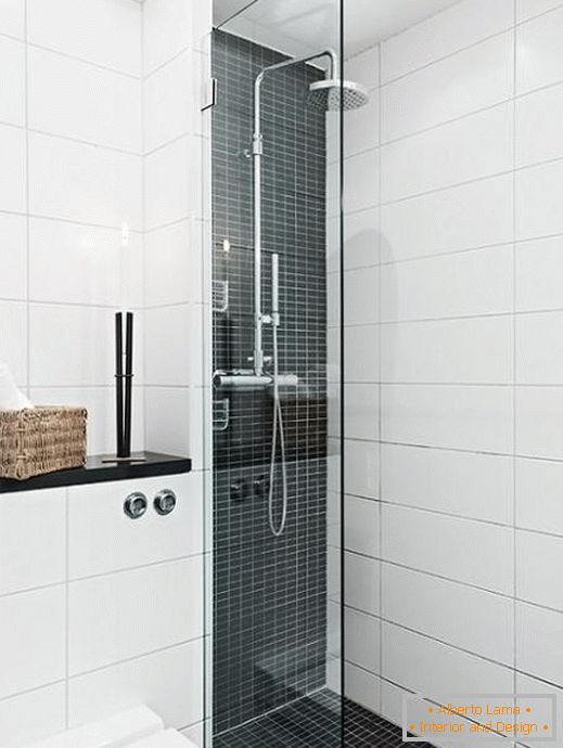 Black and white contrast in the design of the bathroom