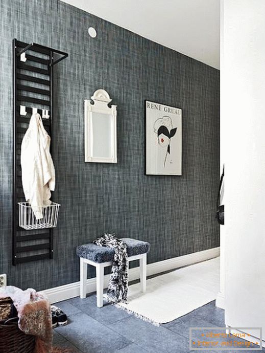 Black and white contrast in the design of the hallway