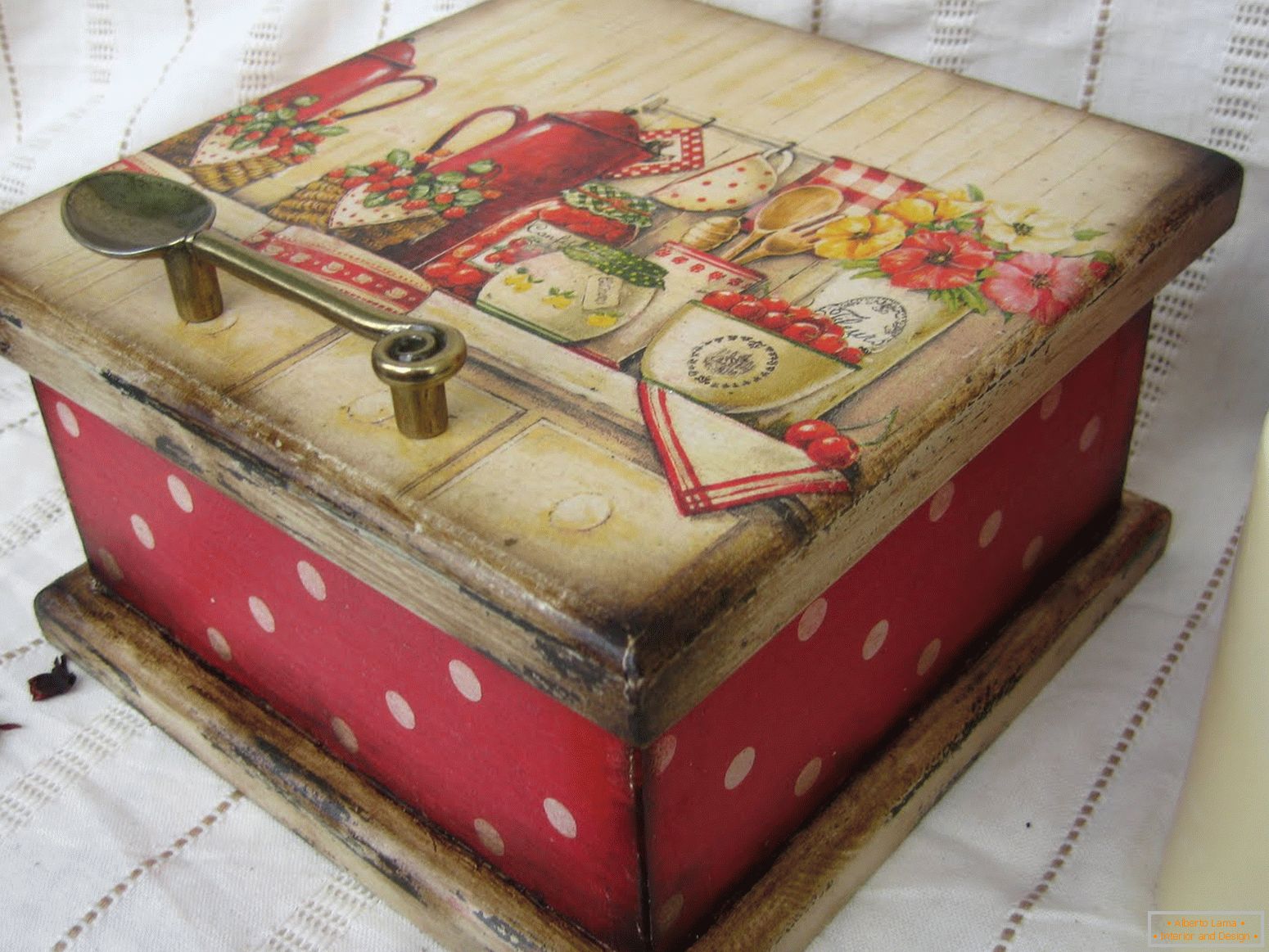 Decoration of a self-made box by decoupage