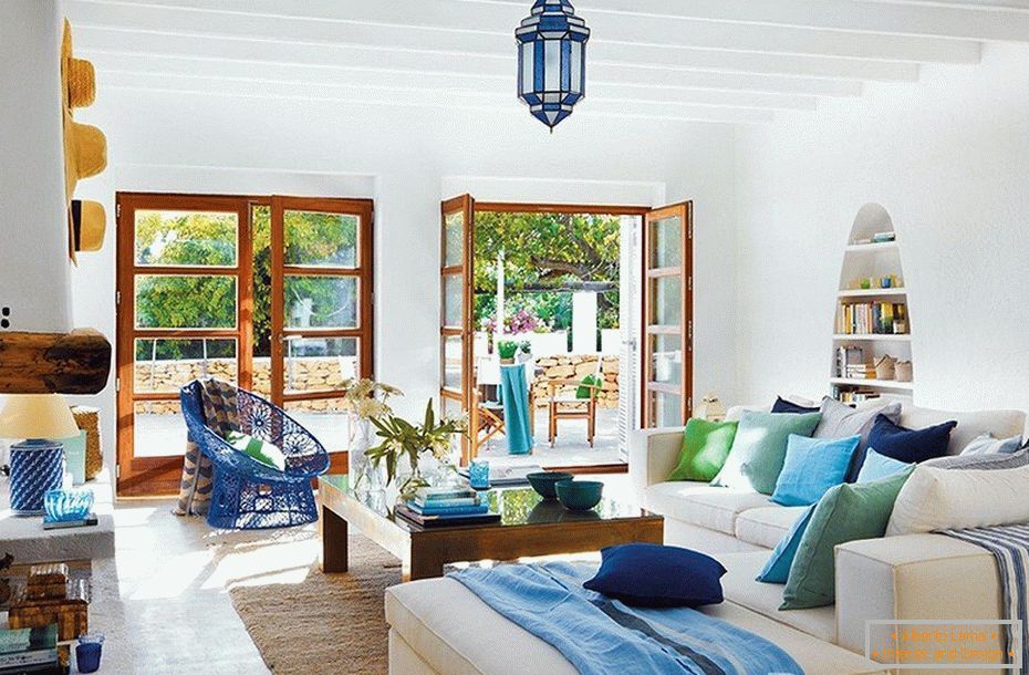 The combination of white walls and blue elements of decor