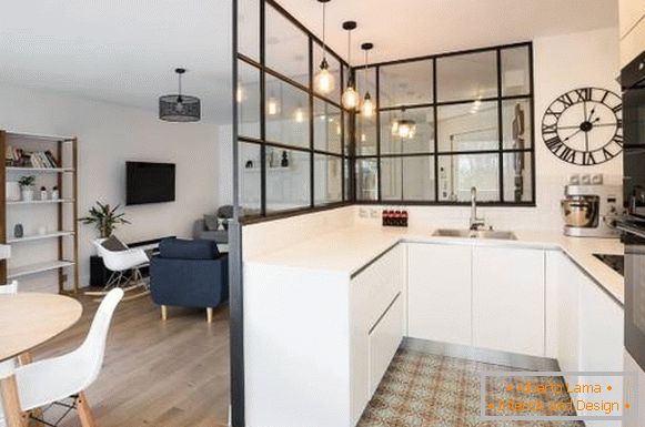 Interior partitions of glass - zoning kitchen in the studio apartment