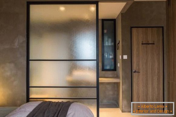 Interior partitions of glass in the bedroom and bathroom