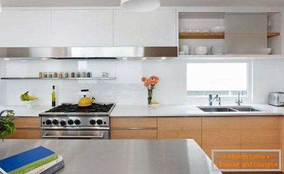 Kitchen design with glass apron made of transparent glass