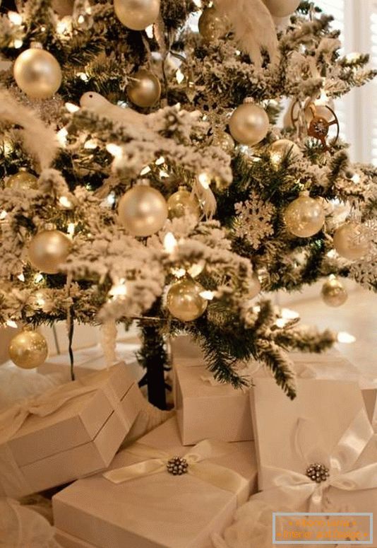 Christmas-tree-in-white-decorations